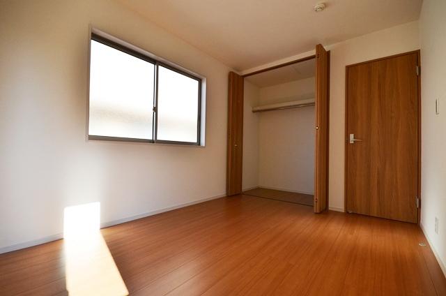 Non-living room. 6 Pledge Western-style