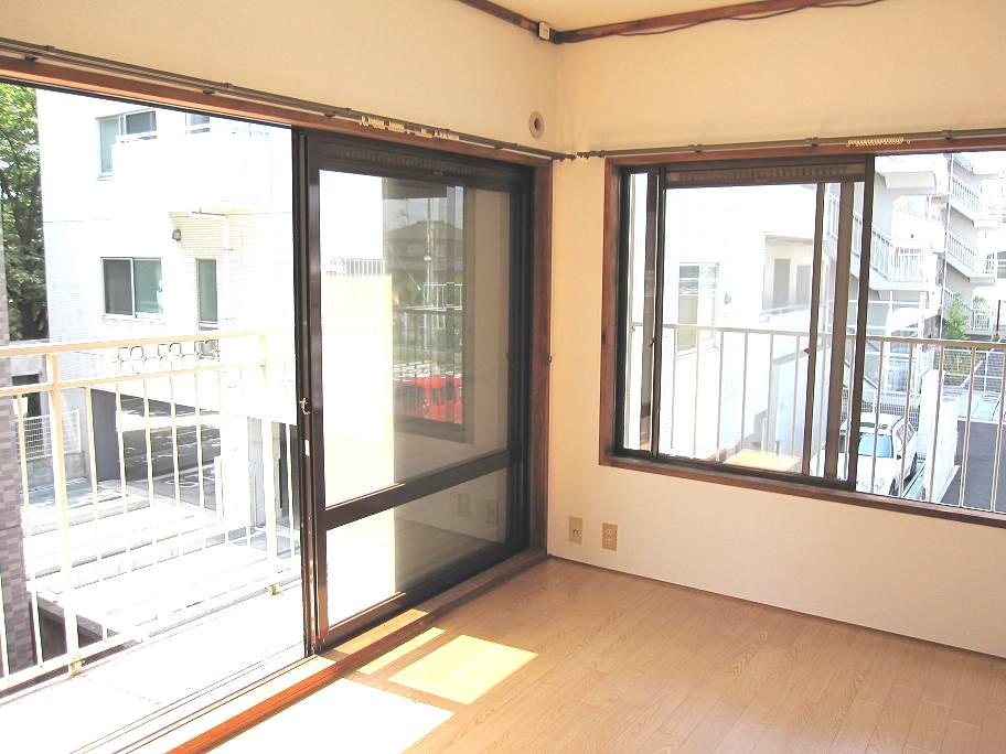 Other room space. Light of the sun will come in a lot from the large window. Western-style 6 Pledge. 
