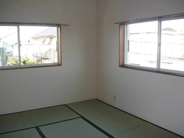 Other room space. 6-mat Japanese-style room. This is also the north side in the two-sided lighting, but is bright. 