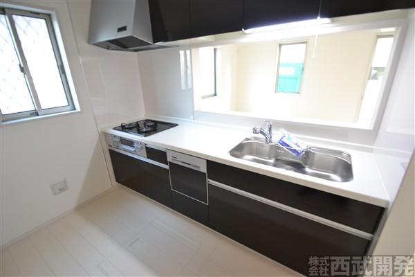 Kitchen. Face-to-face kitchen with dishwasher