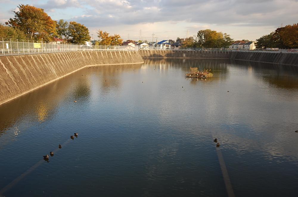 Streets around. Waterfowl can be observed in up to regulating pond nearby 300m regulating pond. It takes good but there is a fence.