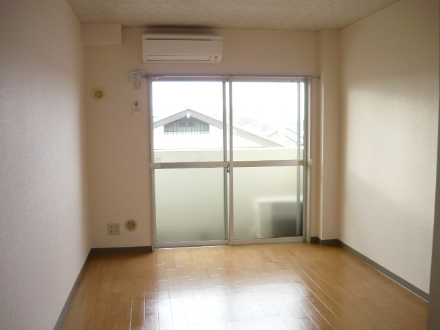 Other room space. 6 Pledge Western-style. Furniture placement is if easy in Standart floor plan