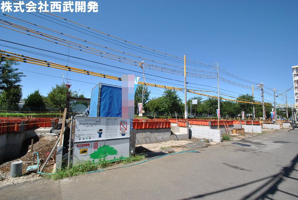 Local photos, including front road. Local appearance photo