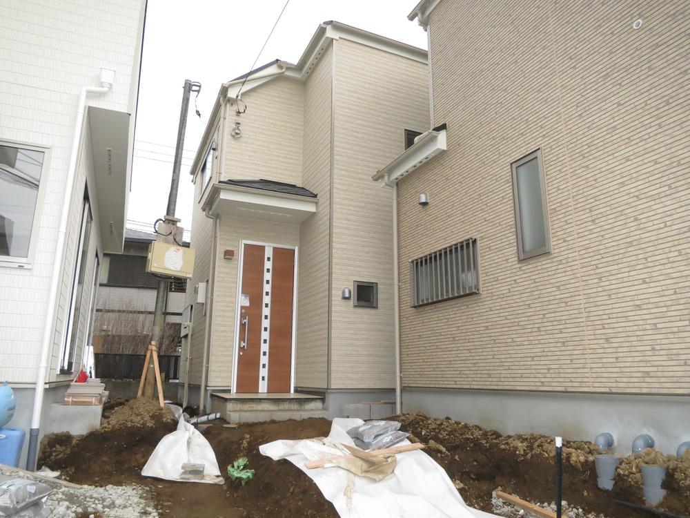 Local photos, including front road. Local (12 May 2013) Shooting