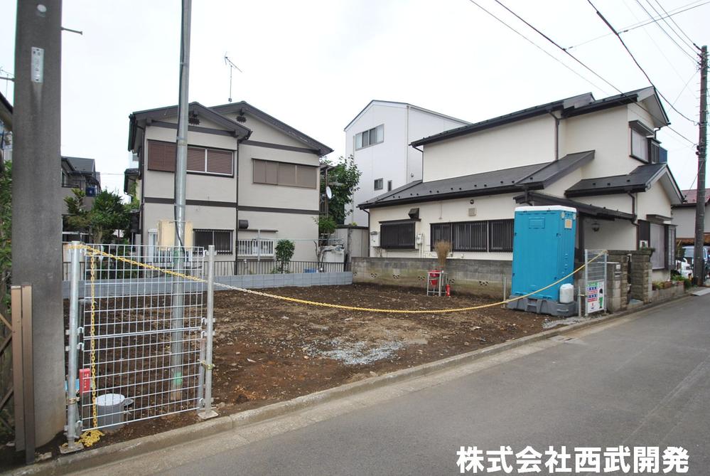 Local photos, including front road. Local appearance photo