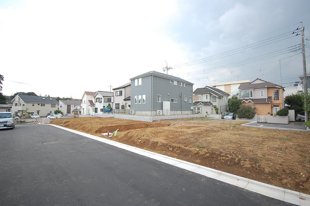 Local land photo. South slope small steps. Construction completion. 