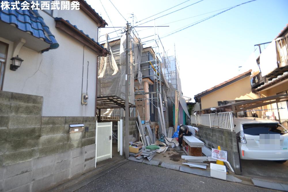 Local photos, including front road. Local appearance photo