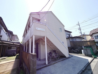 Building appearance. It is a quiet residential area