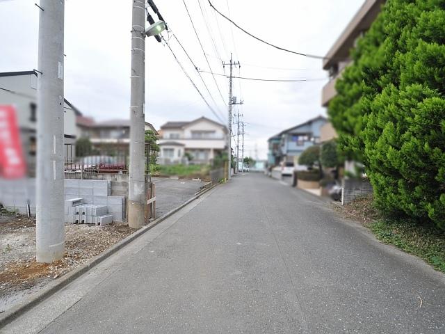 Local photos, including front road. Contact road situation