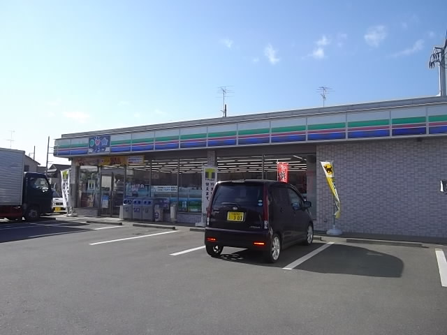 Convenience store. Three F Tokorozawa Nakatomiminami store up (convenience store) 813m