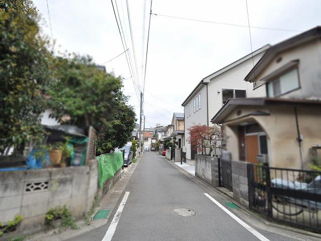 Local photos, including front road. Contact road situation