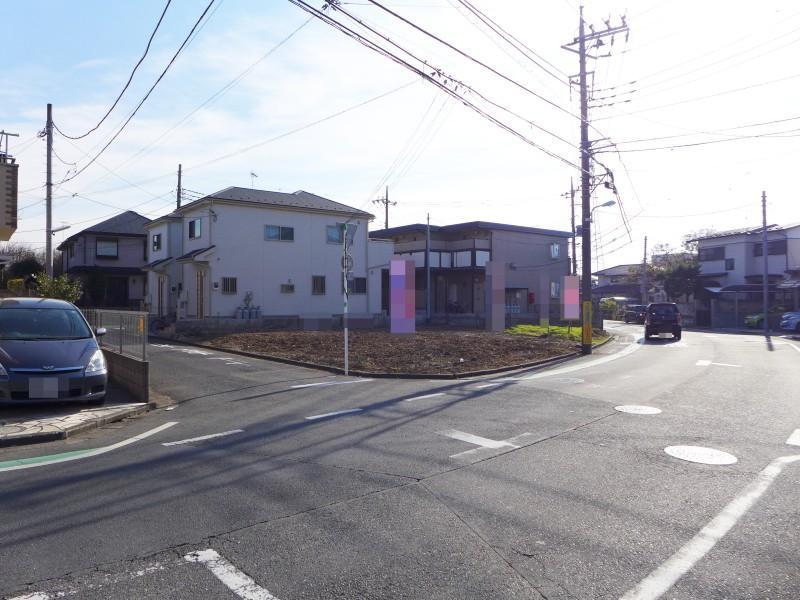 Local photos, including front road. Bright local facing the 8m public roads