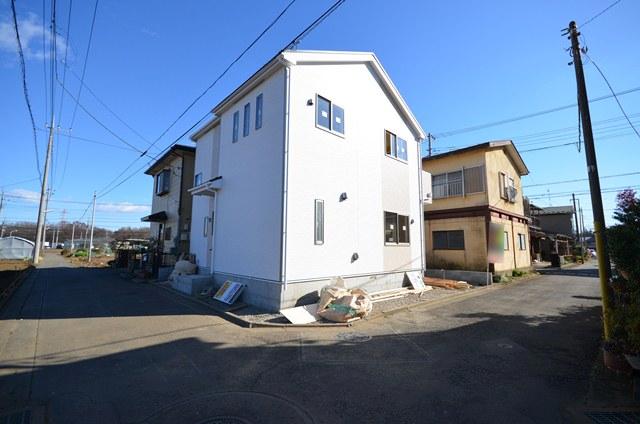Local appearance photo. Southwest ・ Located on the corner of northwest, Is a newly built single-family blessed with positive Atari and ventilation. Northwest side of the road across the street is also a feeling of opening because it is in the field. (2013 December 16 shooting)