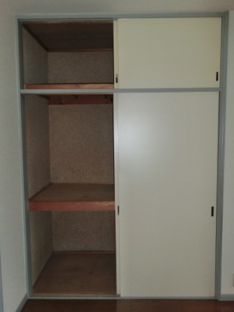 Receipt. Western-style housing. So also with upper closet, Enter plenty.