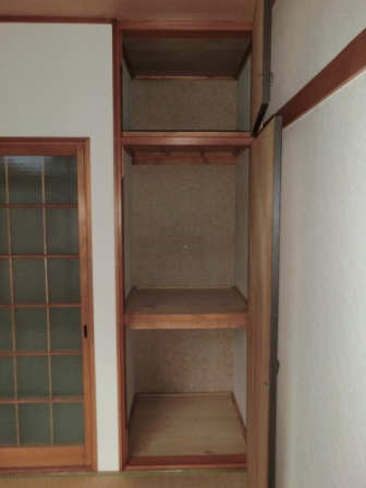 Receipt. Japanese-style closet. Here also there is a upper closet.