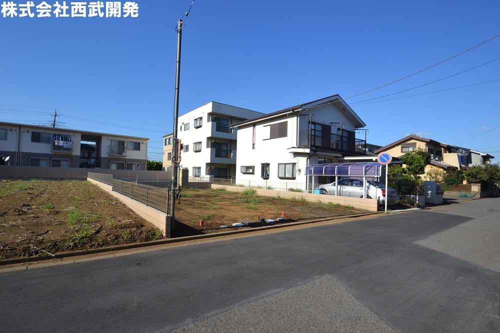 Local photos, including front road. Local appearance photo