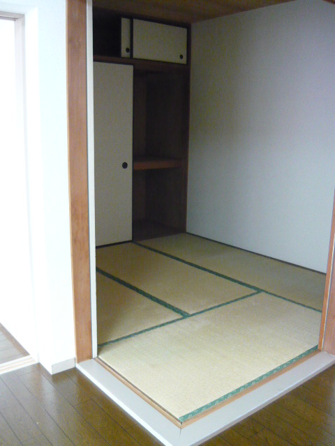 Other room space. 4.5 mat Japanese-style room. Even drawing room ◎. With closet