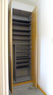 Receipt. Storage rich shoe box