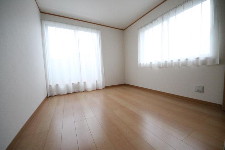 Other introspection. E Building. Good per sun because it is a two-sided lighting.