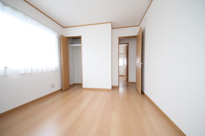 Other introspection. E Building. Closet with two Kaiyoshitsu.