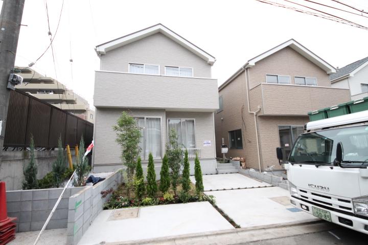 Local appearance photo. E Building. Hito for the Province road surface ・ Ventilation is good.