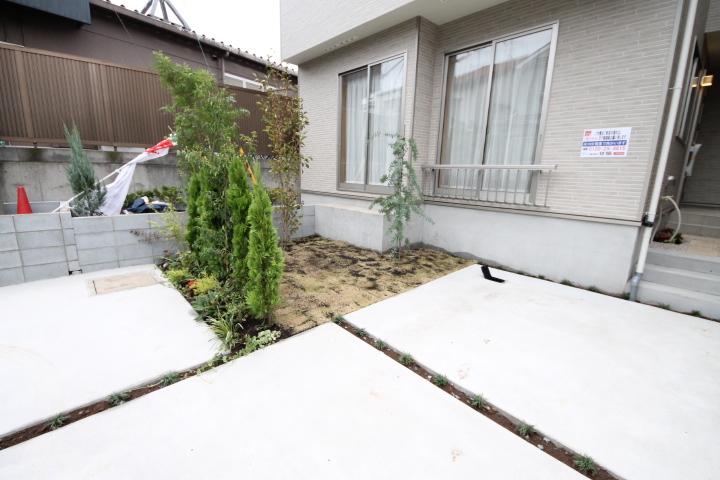Parking lot. E Building. Planting with, Spacious car space.