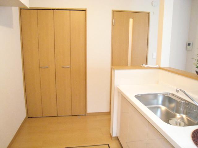 Receipt. E Building. There is a convenient storage space in the kitchen.