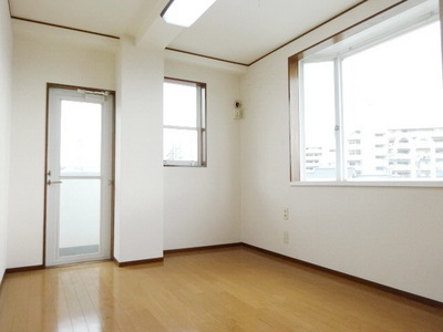 Other room space. Two-sided lighting!