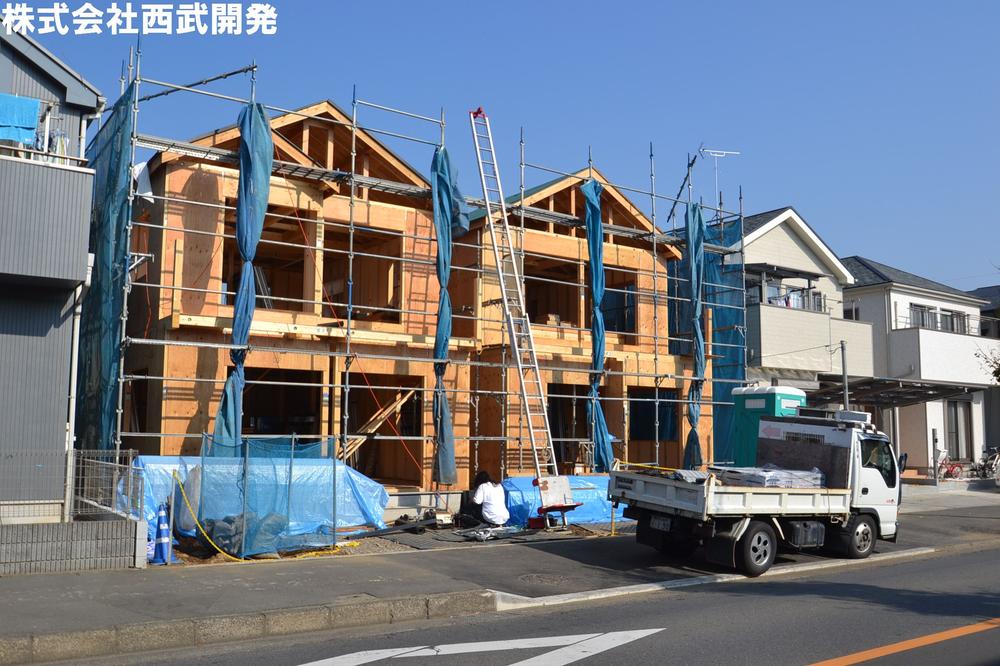 Local photos, including front road. Local appearance photo