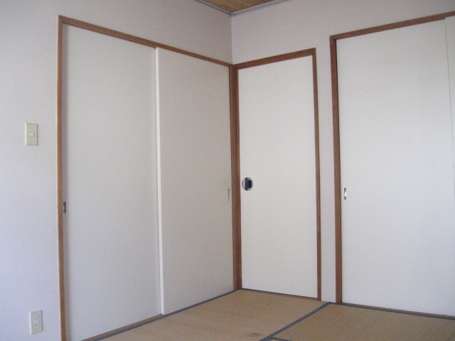 Other room space. There is a closet with the Japanese-style room 6 tatami. Western-style and is bulkhead. With sliding door.