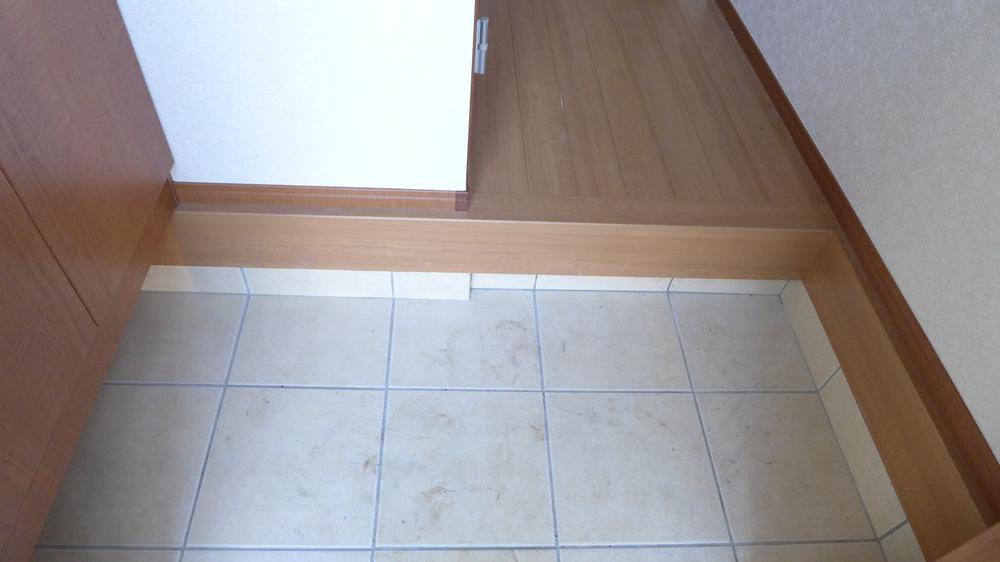 Entrance. Shoes is with a cloak. 