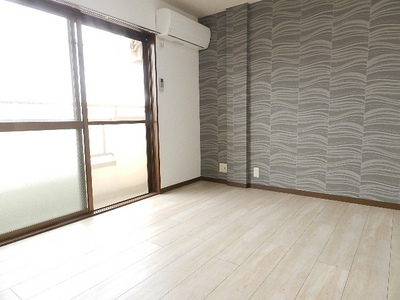 Living and room. Western-style 6 Pledge Accent Cross