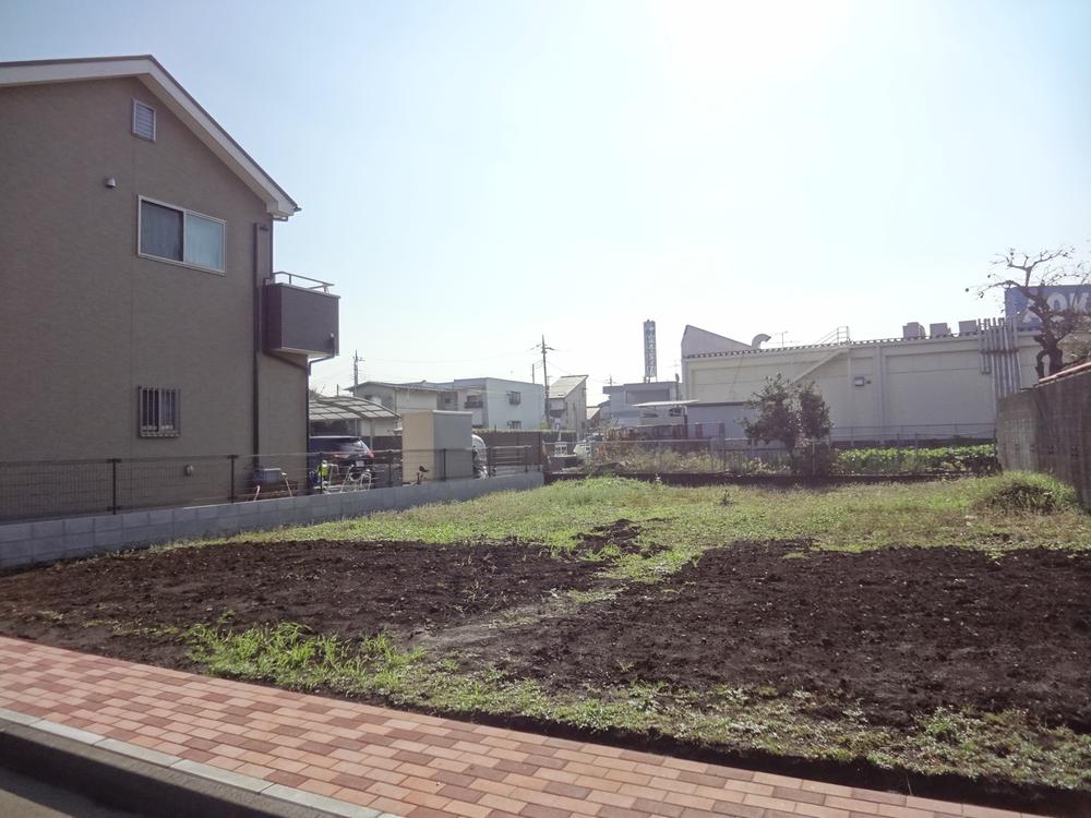 Local photos, including front road. Local (11 May 2013) Shooting