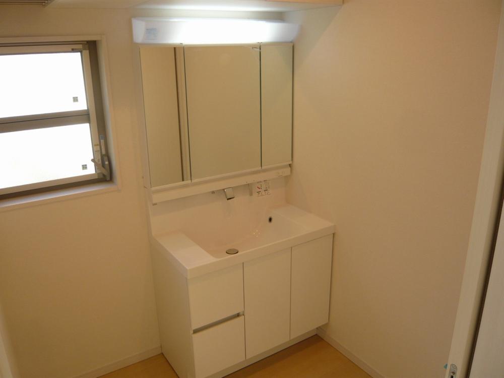 Wash basin, toilet. Indoor (11 May 2013) Shooting