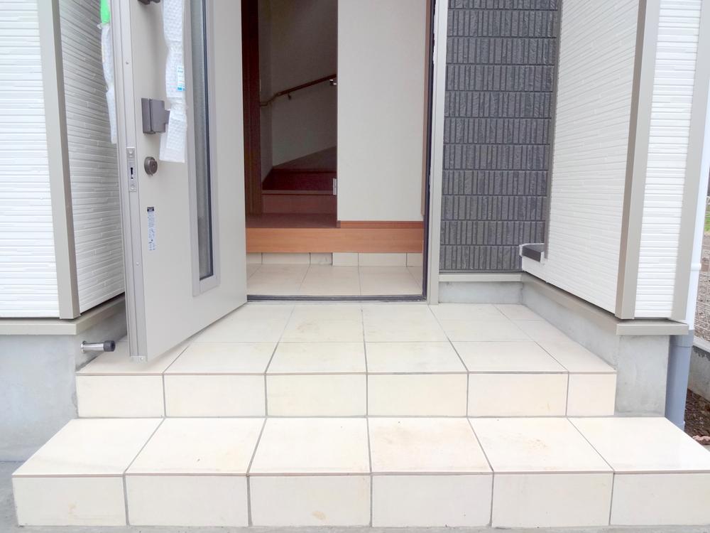 Entrance. Local (11 May 2013) Shooting