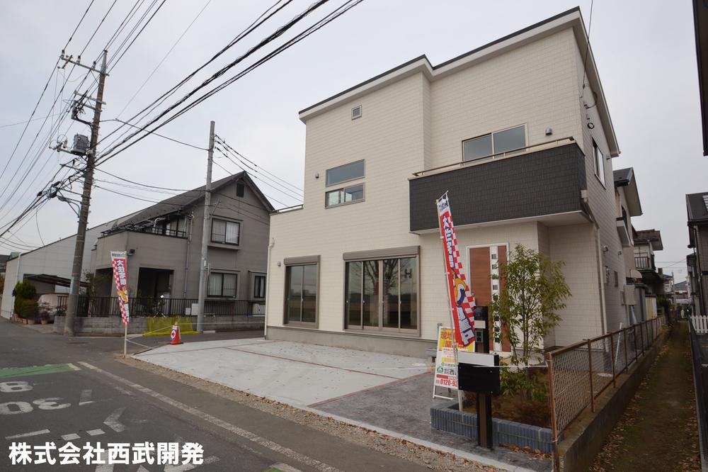 Local photos, including front road. Local appearance photo