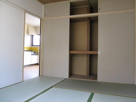 Other room space. Japanese-style room entrance. Good is a form easy to use as a bedroom. 