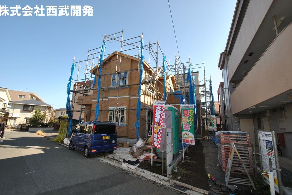 Local photos, including front road. Local appearance photo