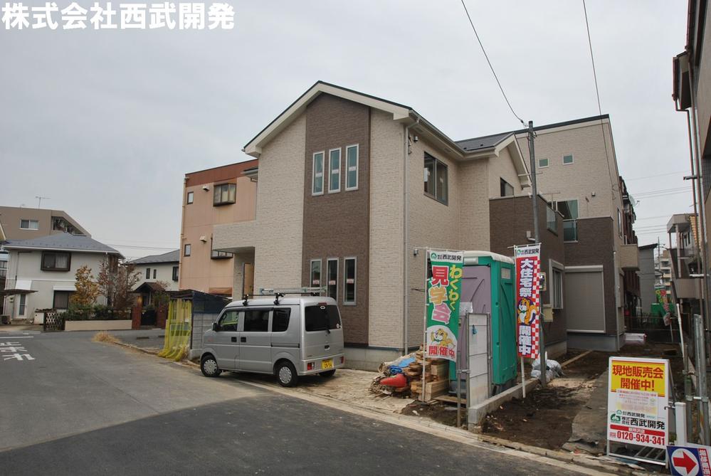 Local photos, including front road. Local appearance photo