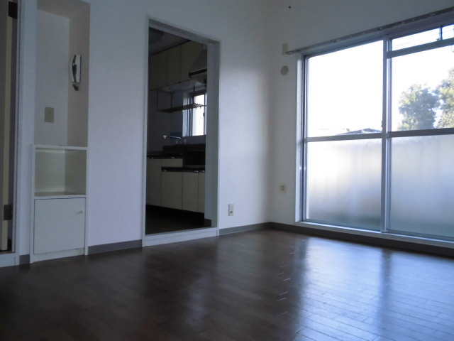 Living and room. Kitchen next to the dining. Spacious use because the kitchen is a separate type ◎