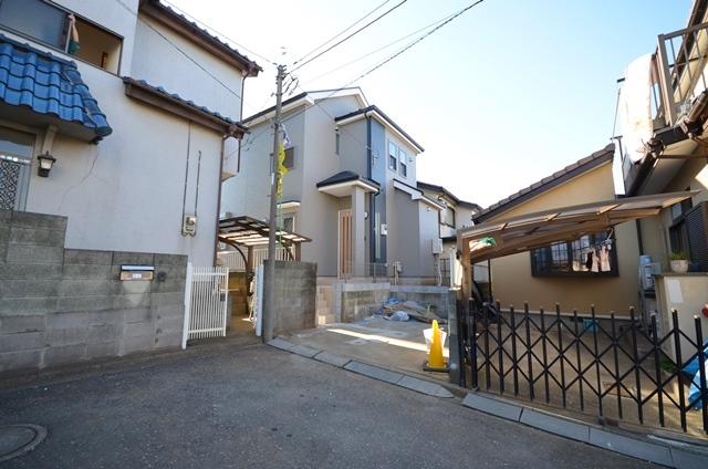 Local photos, including front road. Selling local