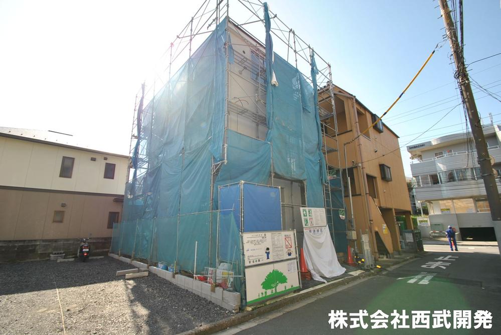 Local photos, including front road. Local appearance photo