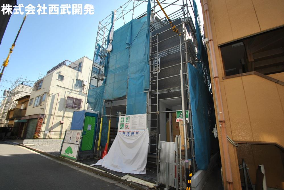 Local photos, including front road. Local appearance photo