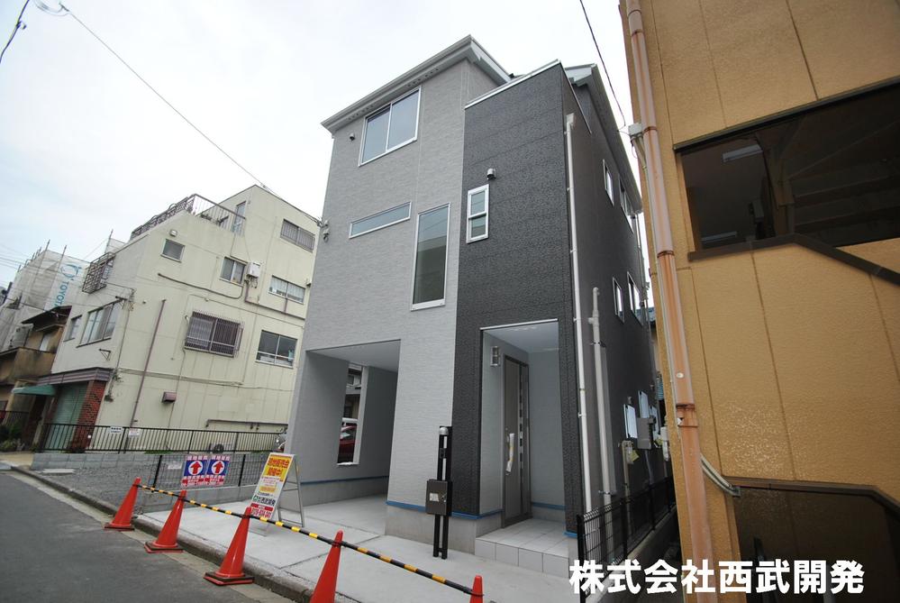 Local photos, including front road. Local appearance photo