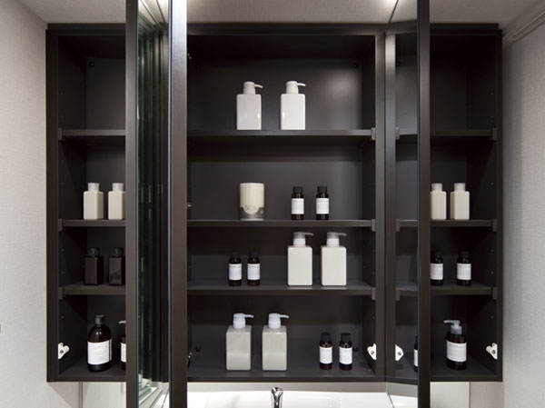 Bathing-wash room.  [Three-sided mirror housing] Three-sided mirror to be active in the busy morning dressed. On the back of the mirror features a cabinet that can hold the toiletries and cosmetics.