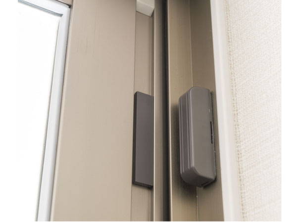 Security.  [Security sensors] First floor dwelling units and the roof balcony dwelling unit of the window (FIX <fixed> window ・ Set up a crime prevention sensor to except the surface lattice with window). When the window of the security sensors to sense during the vigilance interphone is ringing in the dwelling unit, It will be automatically reported to the Central Security Patrols. (Same specifications)