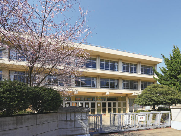 Surrounding environment. Municipal Mihara Junior High School (about 710m ・ A 9-minute walk)
