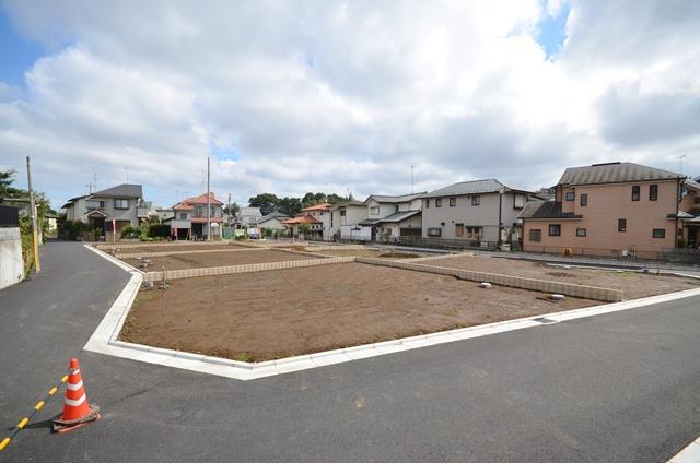 Local photos, including front road. (2013 October 7 shooting)