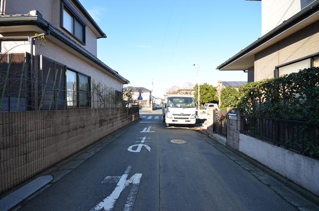 Local photos, including front road. Selling local (2013 December 21 shooting)