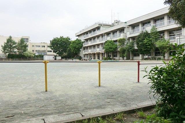 Primary school. 750m to the center primary school